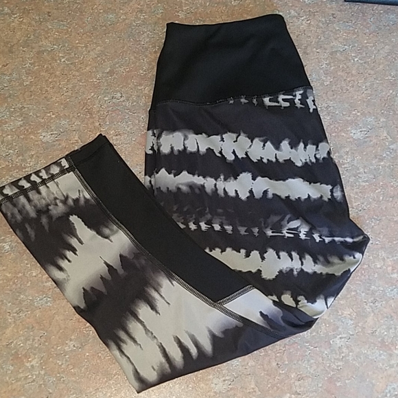 LIKE NEW Lucy Perfect Core Capri - Picture 4 of 16